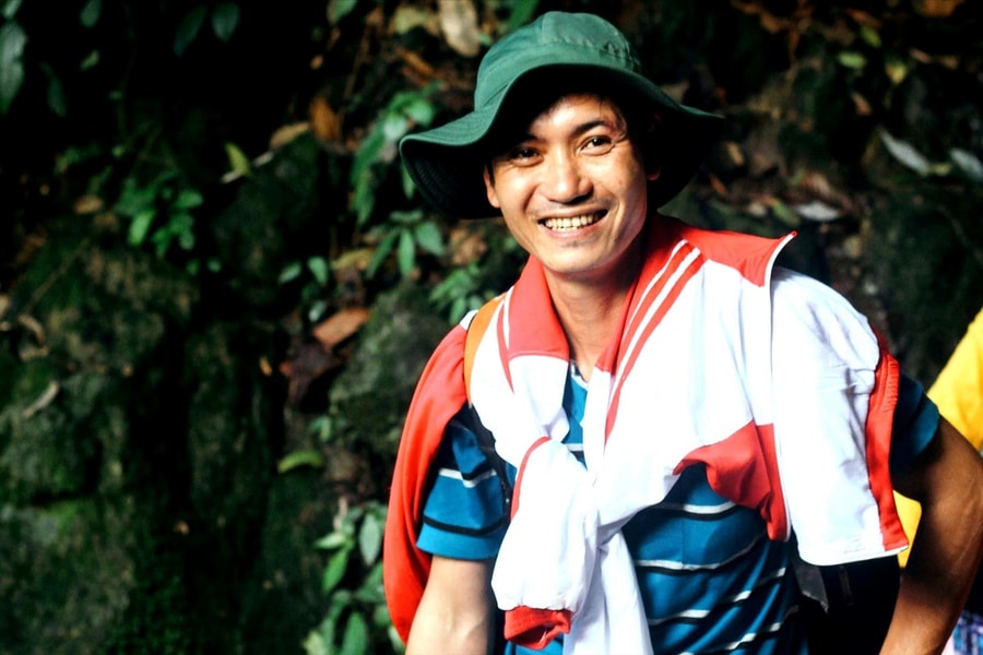 Sống như những đóa hoa: Bài 2: Chuyện thầy "Vỹ khùng" 25 năm "ăn cơm nhà, vác tù và hàng tổng"