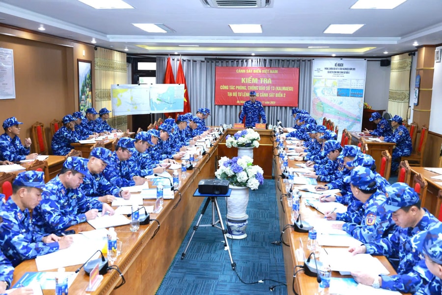 Sẵn sàng ứng phó với diễn biến phức tạp của cơn bão số 13