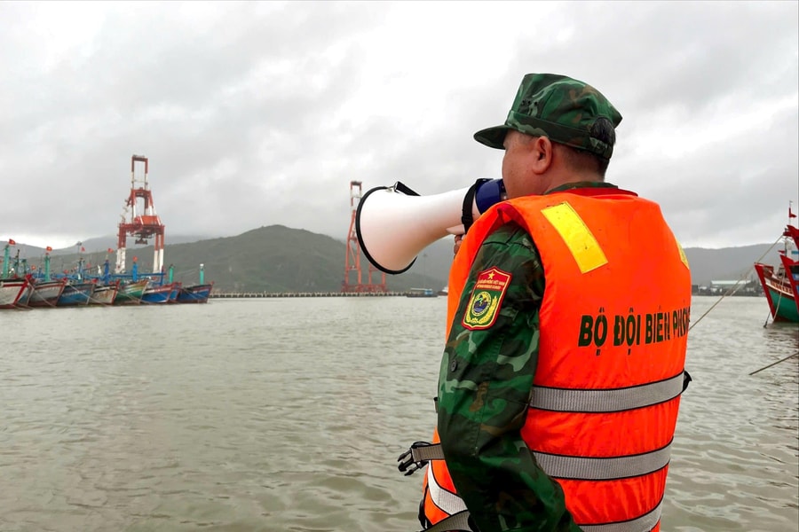 Chưa dứt mưa lũ, các tỉnh miền Trung hối hả ứng phó bão số cơn bão số 13