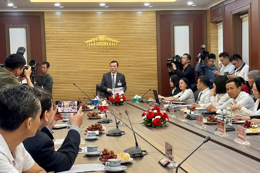 Tiếp nhận nhiều tài liệu, hiện vật quý về Hồ Chí Minh