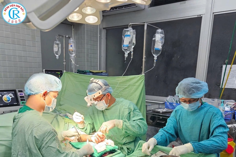 Phẫu thuật nối thành công đôi bàn tay bị đứt lìa cho người đàn ông