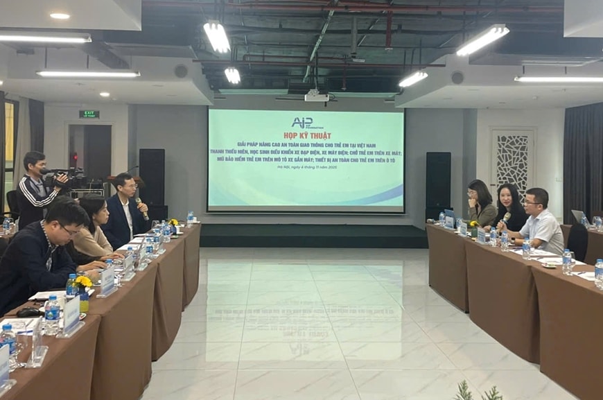 Chở trẻ em trên ô tô bắt buộc phải lắp ghế an toàn