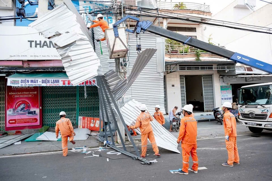 EVN khôi phục cung cấp điện cho gần 1,13 triệu khách hàng chịu hậu quả của bão số 13