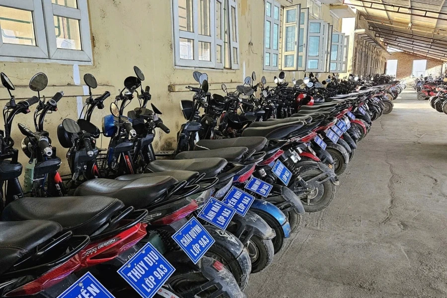 Phú Thọ: Hàng trăm học sinh gắn biển tên lên xe đạp điện, nâng cao ý thức an toàn giao thông