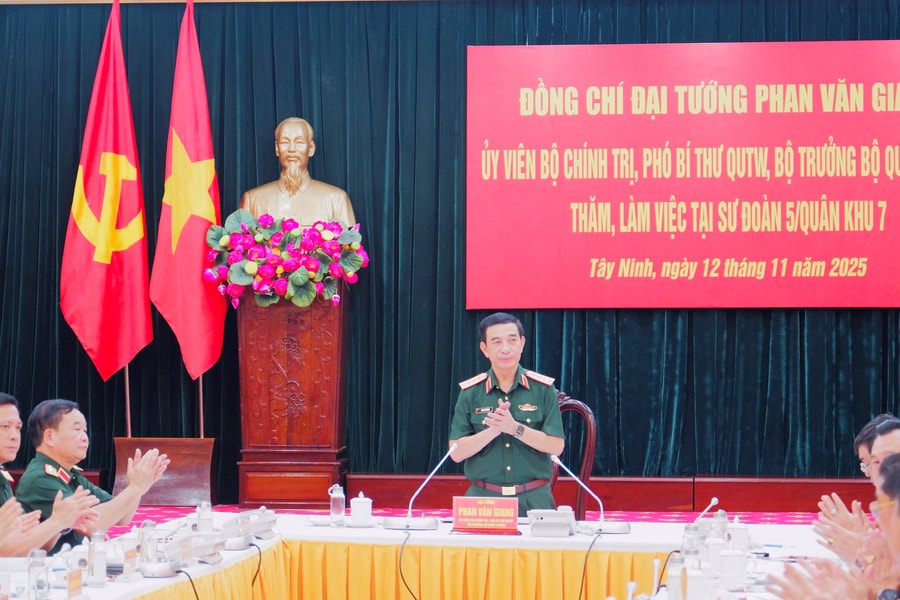 Bộ trưởng Bộ Quốc phòng Phan Văn Giang thăm, làm việc tại Sư đoàn 5 (Quân khu 7)