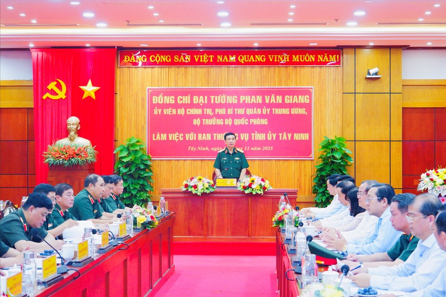 Bộ trưởng Bộ Quốc phòng Phan Văn Giang làm việc với Ban Thường vụ Tỉnh uỷ Tây Ninh