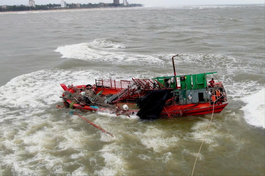 Ứng cứu 8 ngư dân trên tàu cá bị chìm