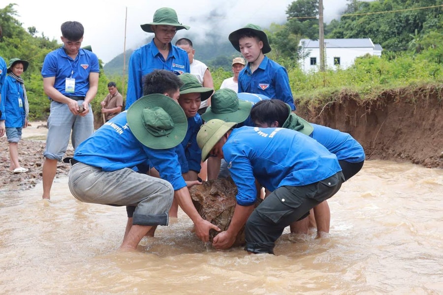 Ánh lửa xung kích Bài 1: Tuổi trẻ Sơn La kiến tạo 81km hệ thống chiếu sáng bằng năng lượng mặt trời