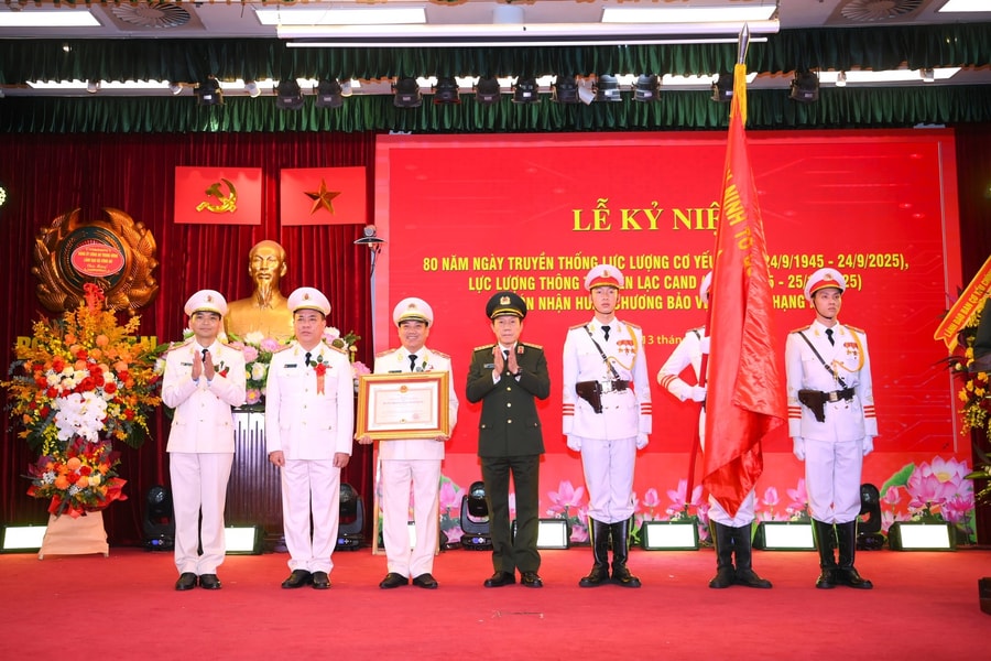 Cục Viễn thông và Cơ yếu đón nhận Huân chương Bảo vệ Tổ quốc hạng Nhất