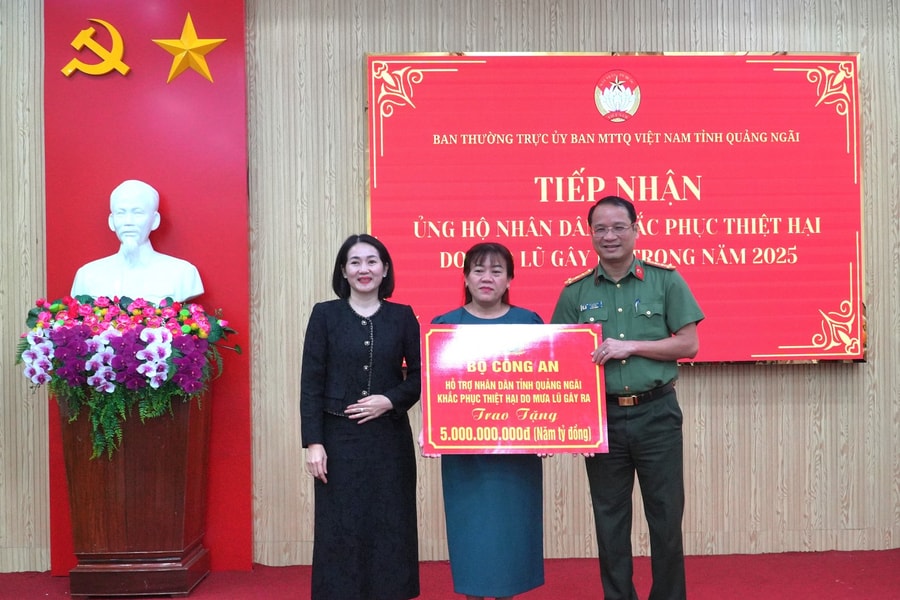 Bộ Công an trao 5 tỷ đồng hỗ trợ Nhân dân tỉnh Quảng Ngãi khắc phục hậu quả do mưa lũ gây ra
