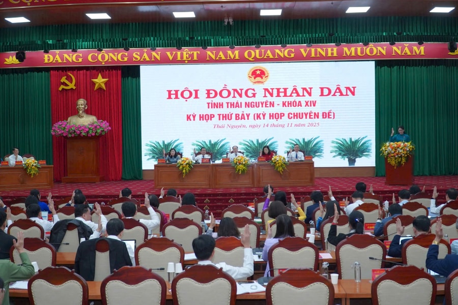 Thông qua 13 nghị quyết quan trọng thúc đẩy phát triển kinh tế - xã hội