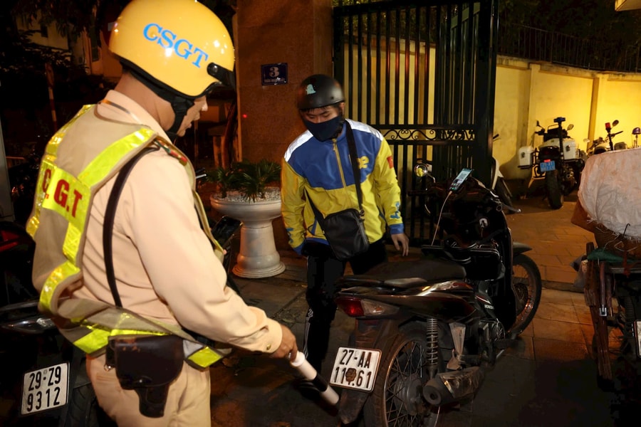 CSGT Hà Nội xuyên đêm xử lý hàng trăm trường hợp che biển số, dùng điện thoại khi lái xe