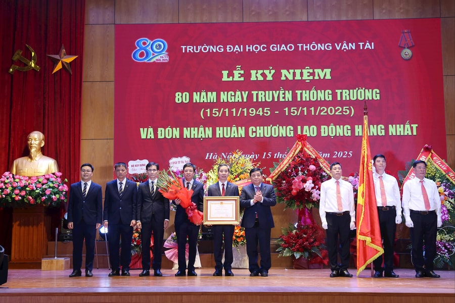 Trường Đại học Giao thông Vận tải đón nhận Huân chương Lao động hạng Nhất