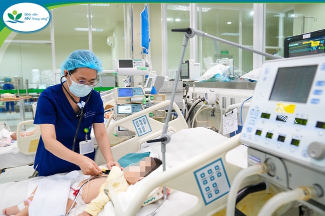 Trẻ suy hô hấp nặng do uống nhầm dầu thắp đèn bàn thờ