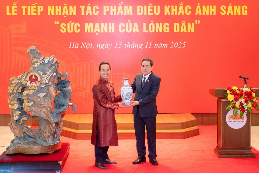 Chủ tịch Quốc hội Trần Thanh Mẫn dự Lễ tiếp nhận tác phẩm điêu khắc ánh sáng "Sức mạnh của lòng dân"
