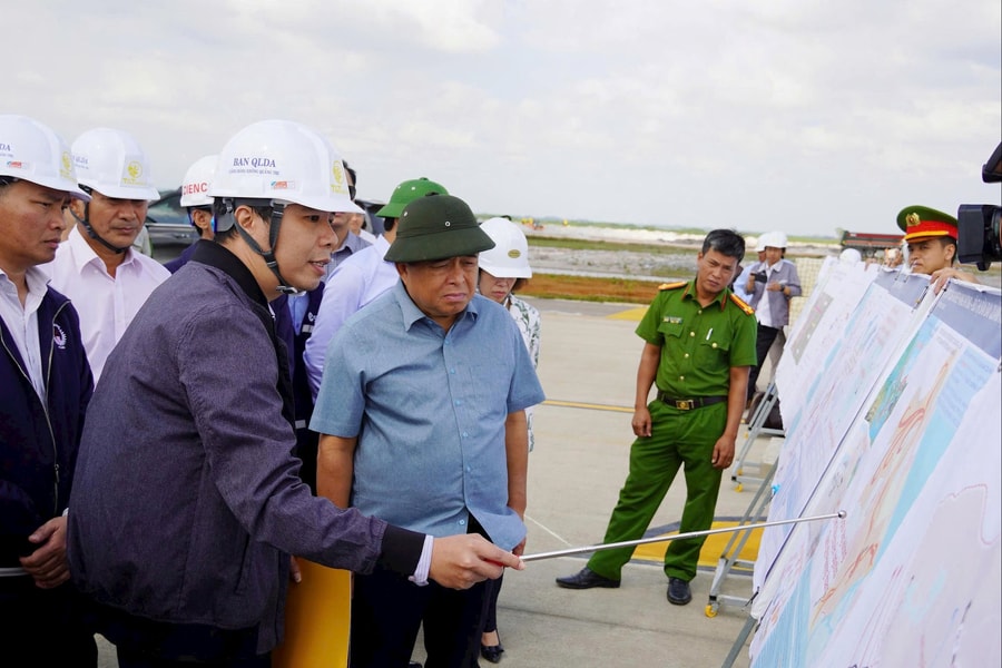 Phó Thủ tướng Nguyễn Chí Dũng kiểm tra các dự án trọng điểm ở Quảng Trị