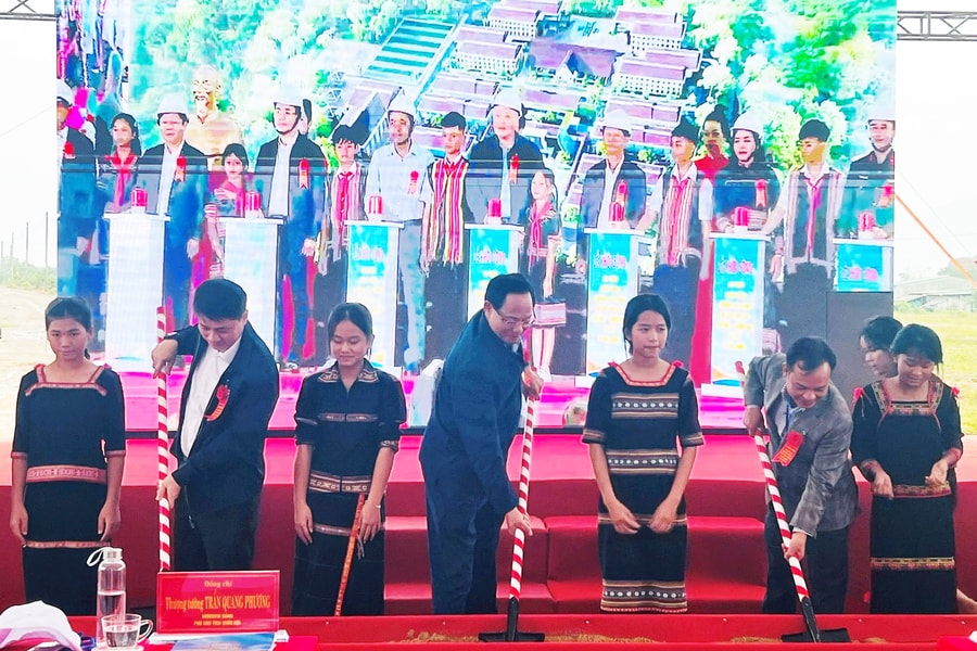 Phó Chủ tịch Quốc hội, Thượng tướng Trần Quang Phương dự khởi công trường nội trú tại xã biên giới Quảng Ngãi