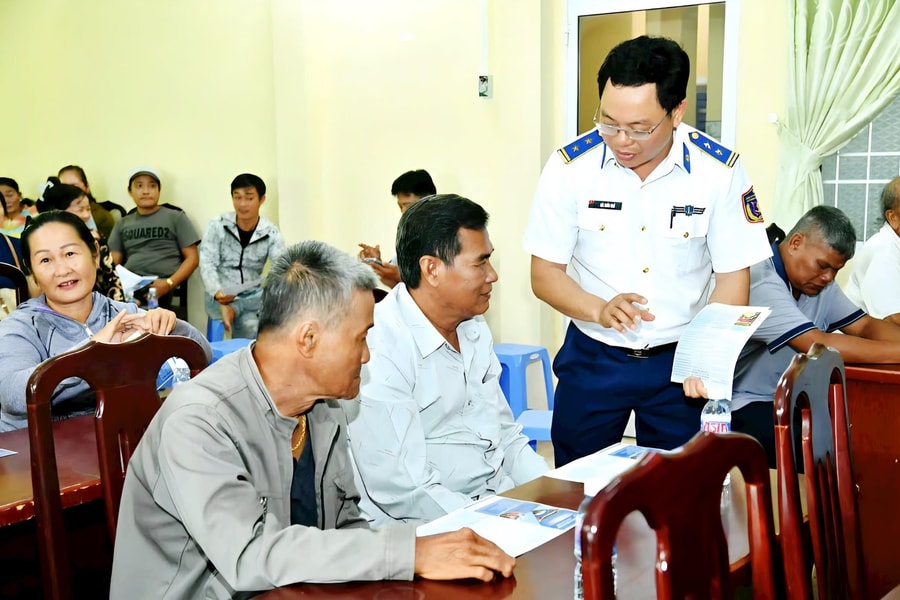 Đưa kiến thức pháp luật đến cư dân bám biển