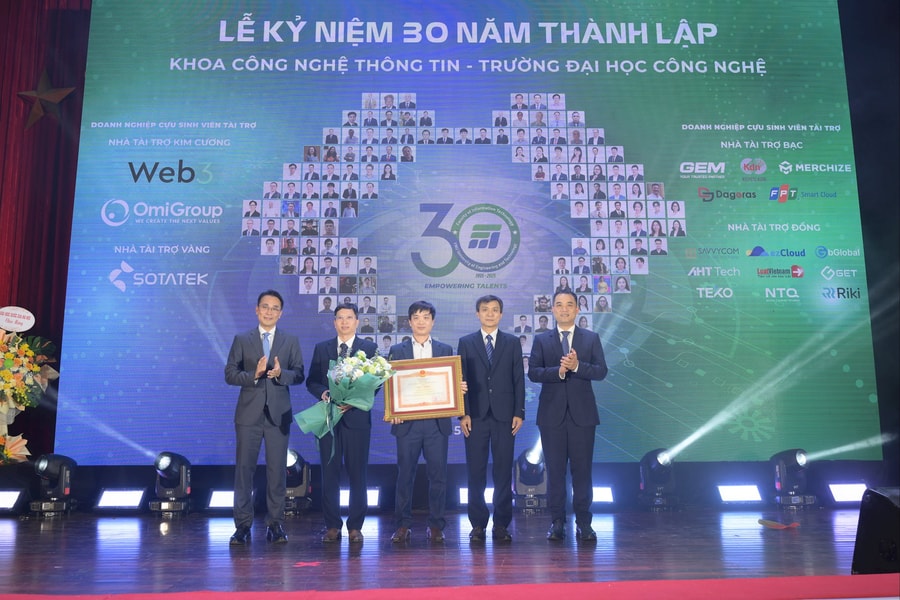 Khoa Công nghệ thông tin, Trường Đại học Công nghệ vinh dự nhận Bằng khen của Thủ tướng