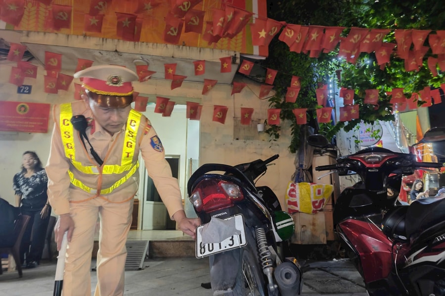 CSGT Hà Nội: Xử lý gần 400 trường hợp vi phạm quy định về biển số và dùng tay sử dụng điện thoại khi điều khiển xe