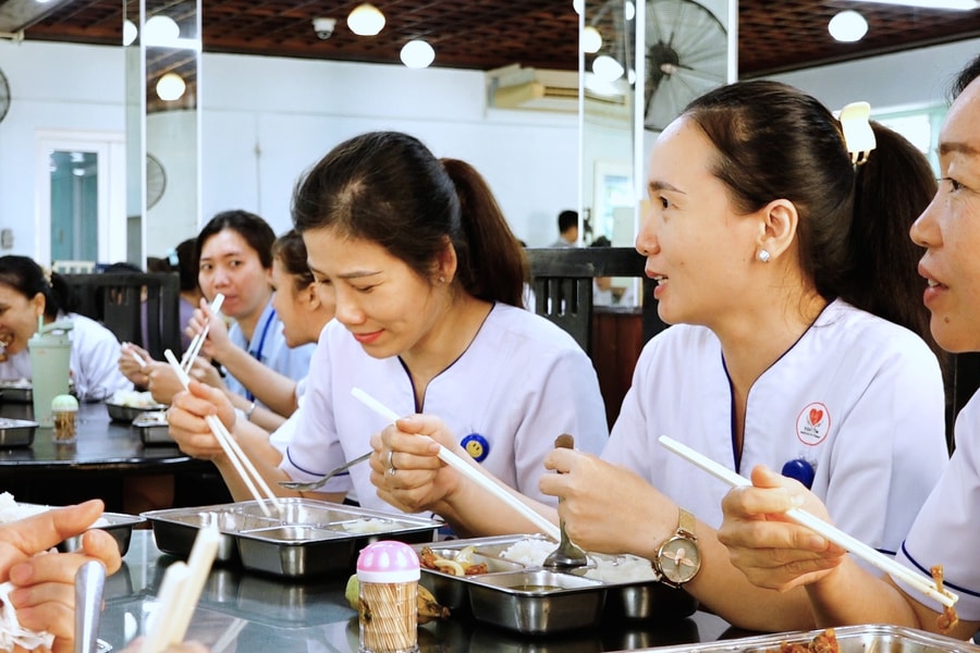 Bữa cơm nghĩa tình tại Viện Tim TP. Hồ Chí Minh