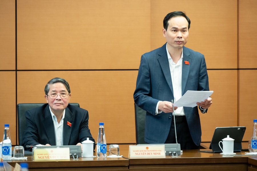 Ưu tiên thực hiện sớm việc miễn phí sách giáo khoa ở miền núi, hải đảo, vùng đặc biệt khó khăn