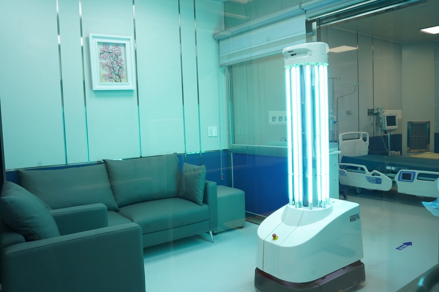 Bệnh viện công lập đầu tiên có 2 robot khử khuẩn công nghệ mới bằng tia cực tím