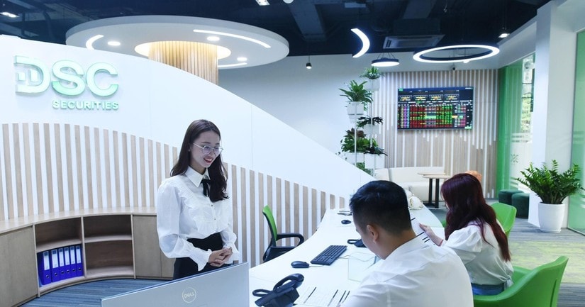 DSC chậm công bố thông tin, bất ngờ có cổ đông lớn mới chiếm 11,76% vốn, lãnh đạo cũ chuyển nhượng quyền mua cổ phiếu