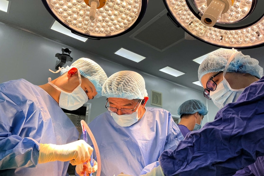 Ca phẫu thuật “hai trong một” giúp bệnh nhân thoái hoá khớp gối nặng đi lại bình thường sau nhiều năm đau đớn