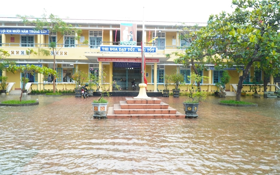 Huế: Các trường học ở vùng bị ảnh hưởng mưa lũ cho học sinh nghỉ học ngày 18/11