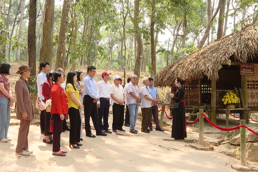 Đoàn ĐBQH tỉnh Quảng Bình qua các thời kỳ “về nguồn” kỷ niệm 80 năm Ngày Tổng tuyển cử đầu tiên bầu Quốc hội Việt Nam