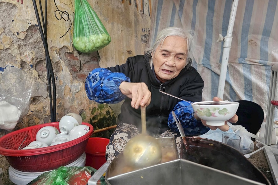 Gánh chè gốc cây của bà Thúy 82 tuổi ở Hà Nội