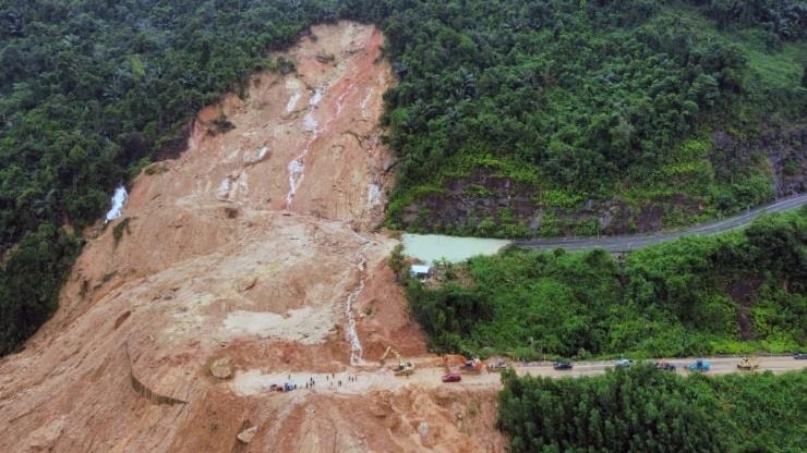 Khẩn trương khắc phục sự cố sạt lở đất tại đèo Khánh Lê