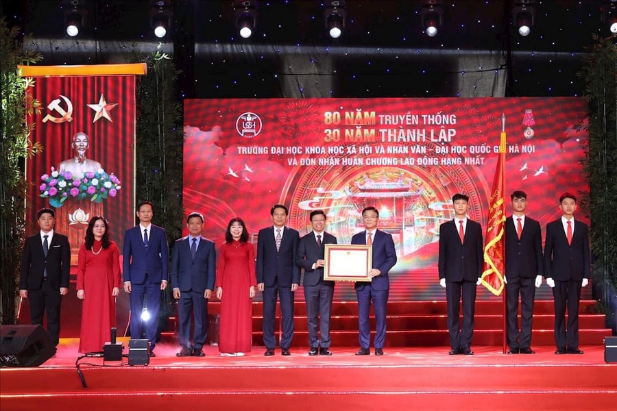 Trường Đại học Khoa học Xã hội và Nhân văn nhận Huân chương Lao động hạng Nhất