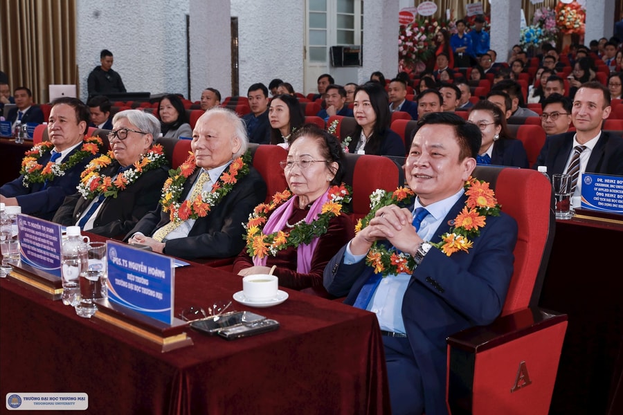 Trường Đại học Thương mại gặp mặt truyền thống 65 năm thành lập Trường