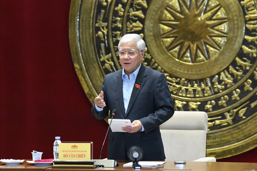 Phó Chủ tịch Thường trực Quốc hội Đỗ Văn Chiến làm việc với Văn phòng Quốc hội