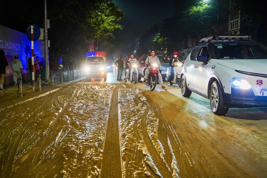 Hà Nội: Xử lý tài xế làm rơi vãi bùn đất xuống đường Tôn Đức Thắng
