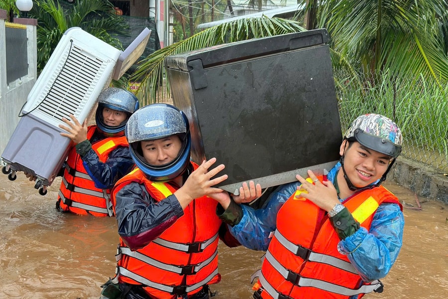 Đắk Lắk: Bộ đội Biên phòng hỗ trợ sơ tán người dân và tài sản trong mưa lũ