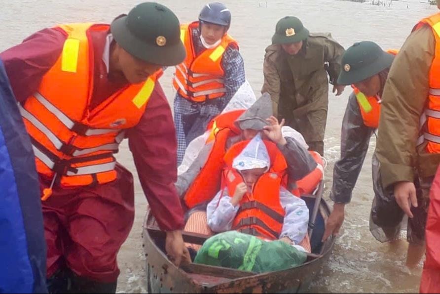 Bộ đội Biên phòng Đắk Lắk căng mình giúp dân chống lũ