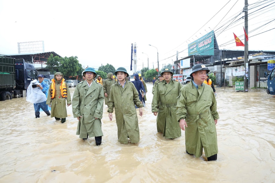 Bí thư Tỉnh ủy Khánh Hòa Nghiêm Xuân Thành kiểm tra, chỉ đạo công tác di dời người dân tại các "rốn lũ"