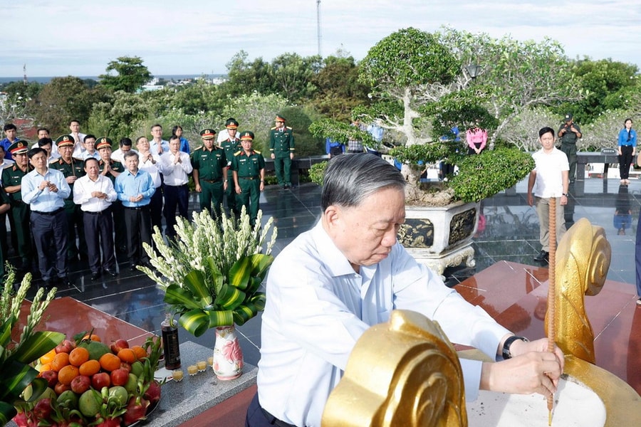Tổng Bí thư Tô Lâm dâng hương tưởng niệm Chủ tịch Hồ Chí Minh và các Anh hùng liệt sĩ tại Phú Quốc