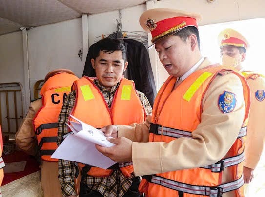 Hà Nội: Xử lý nghiêm các hành vi ảnh hưởng đến an toàn giao thông đường thuỷ