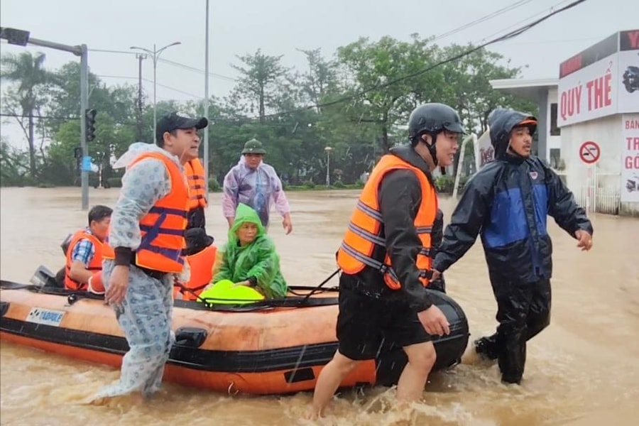 Cấp bách ứng phó, bảo đảm an toàn tính mạng người dân vùng lũ