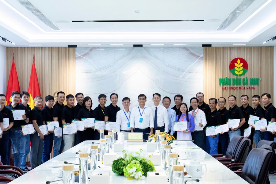 Trao chứng nhận giảng viên nội bộ PVCFC 2025