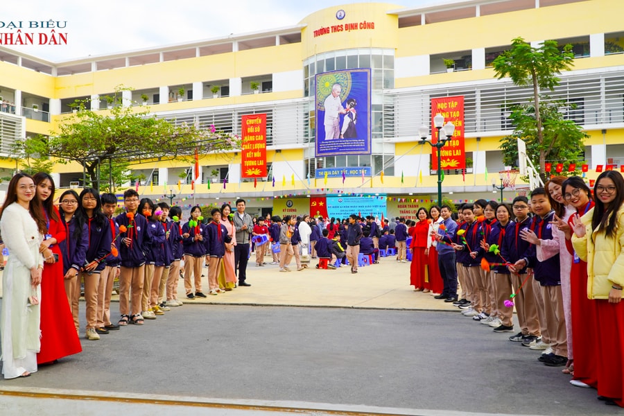 Hà Nội: Trường THCS Định Công kỷ niệm ngày Nhà giáo Việt Nam và đón nhận Bằng khen trường đạt chuẩn Quốc gia