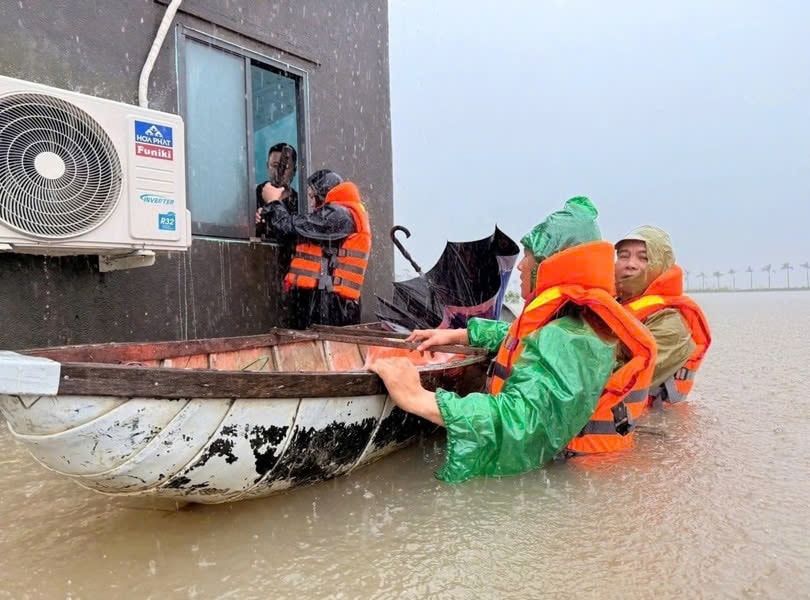 Bộ đội Biên phòng tỉnh Đắk Lắk hỗ trợ người dân vùng ngập lụt