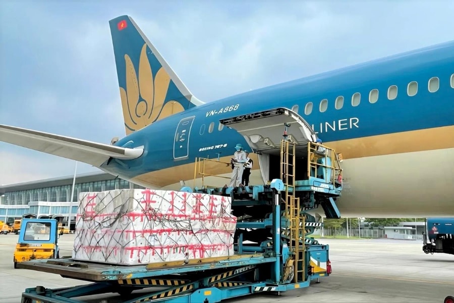 Vietnam Airlines tiếp tục vận chuyển miễn phí hàng hóa hỗ trợ đồng bào vùng lũ miền Trung
