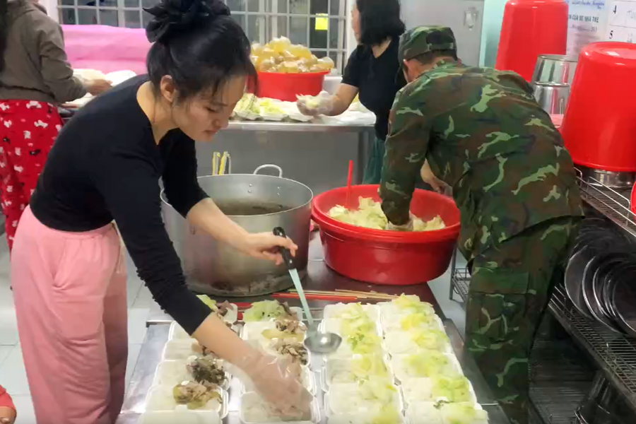 Đắk Lắk: Những bếp ăn dã chiến sưởi ấm tình quân dân vùng lũ