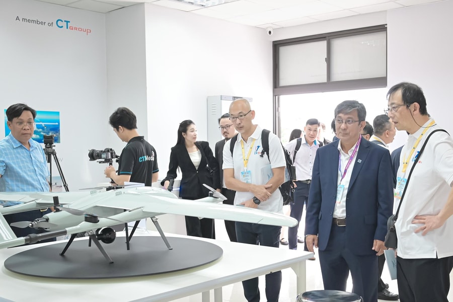 Món quà 20/11 đặc biệt của CT Group: Lab UAV dẫn dắt Robot nông nghiệp tặng ĐH Cần Thơ