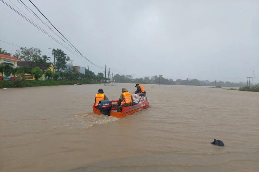 Các lực lượng Quân khu 5 tốc lực chạy đua với nước lũ để cứu dân